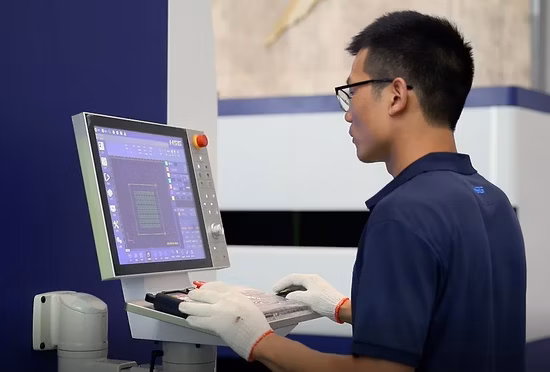 6 кВт / 8 кВт / 10 кВт / 12 кВт Ipg / Raycus Power Max Волоконное лазерное оборудование для резки с ЧПУ Станок для лазерной резки с металлическим волокном для сельскохозяйственной техники Аэрокосмическая промышленность